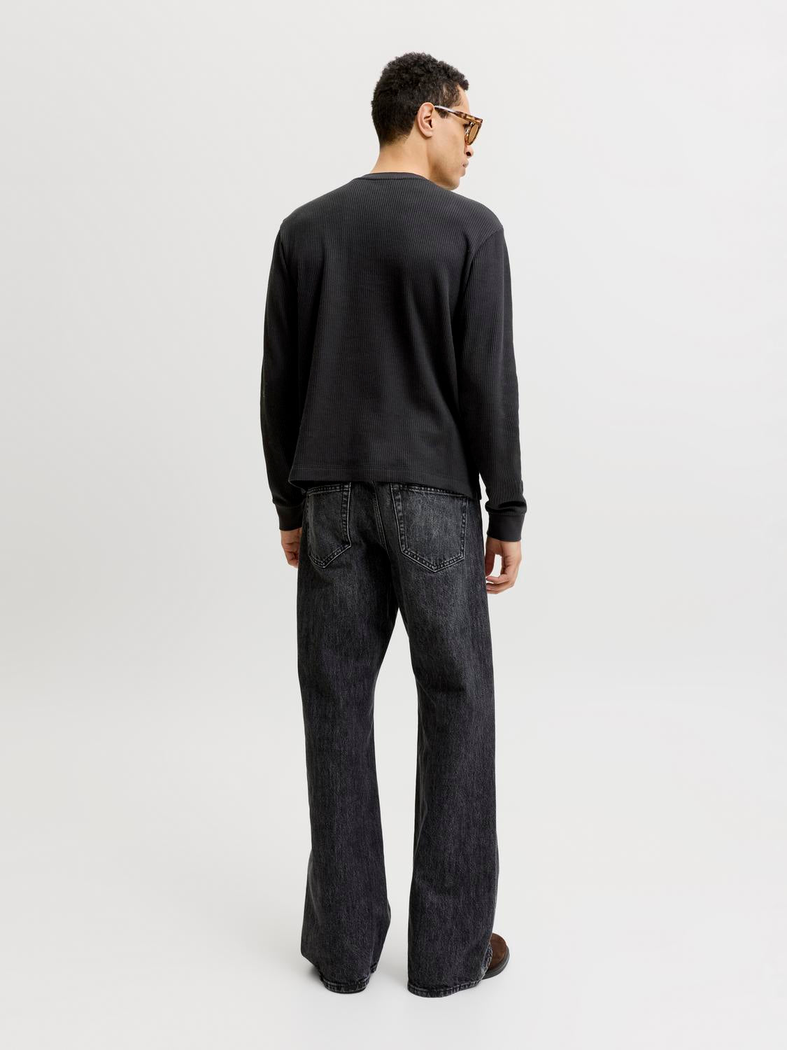 model_shot-back